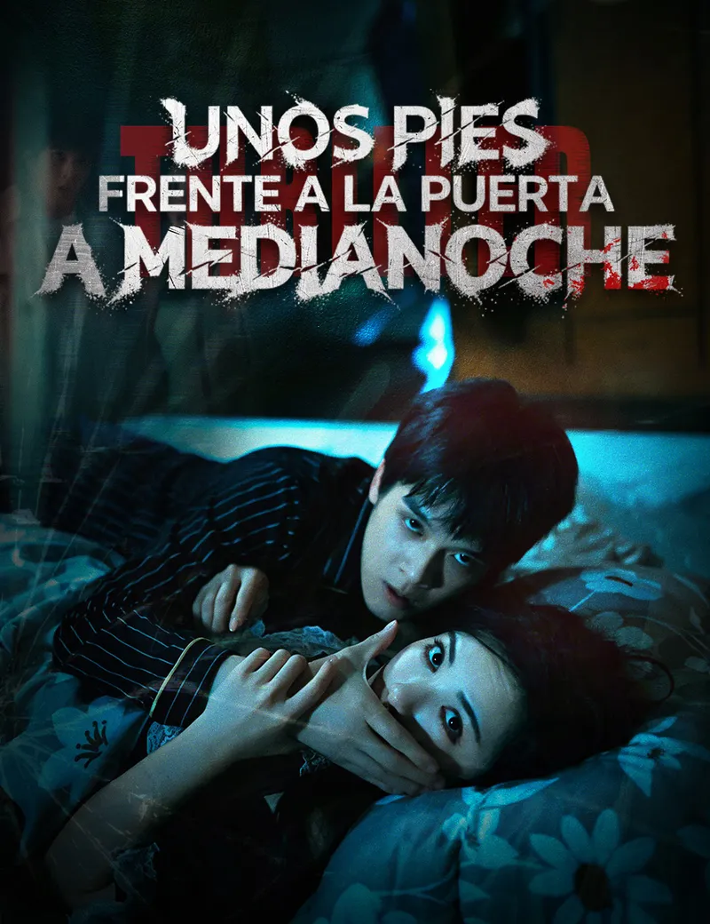 Unos pies frente a la puerta a medianoche — póster
